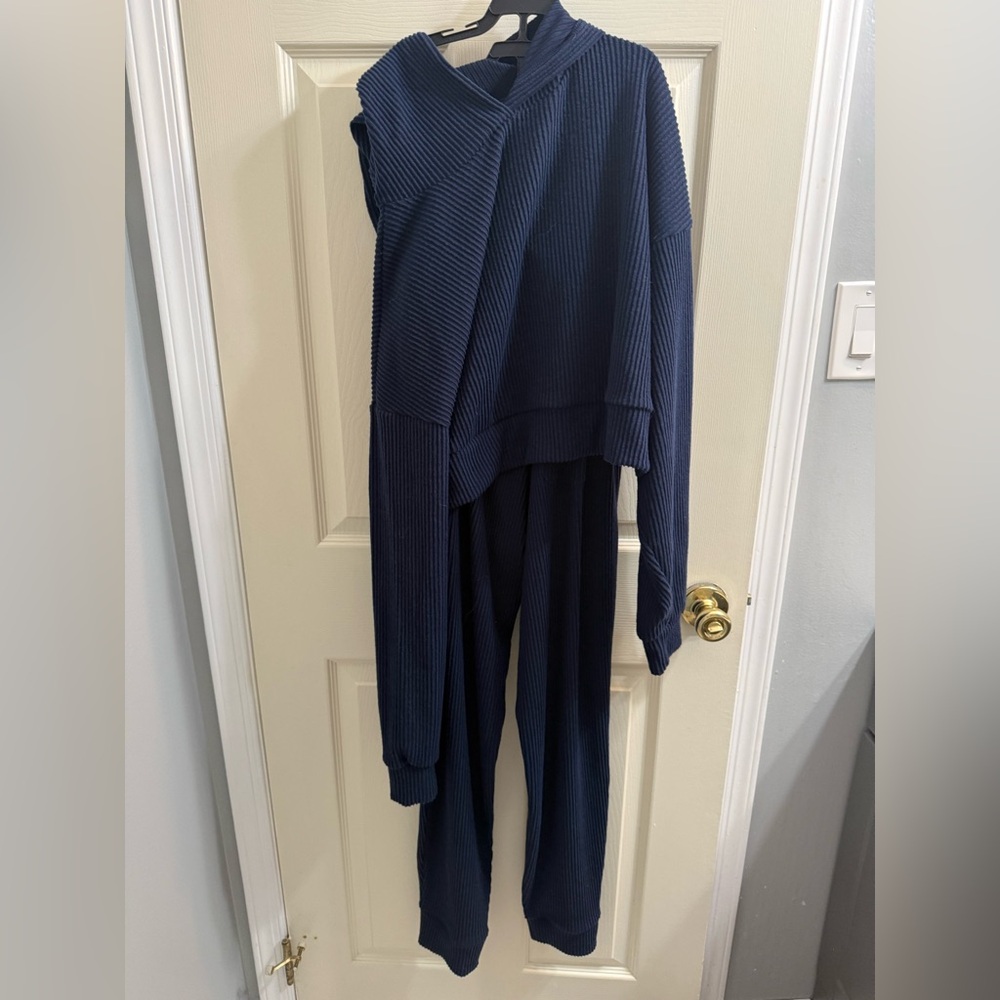 ALO Yoga muse navy blue set